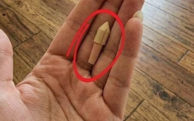 Našla jsem tohle v kapse kalhot mého manžela, když jsem mu prala prádlo. Mám to v ruce už půl hodiny a snažím se…