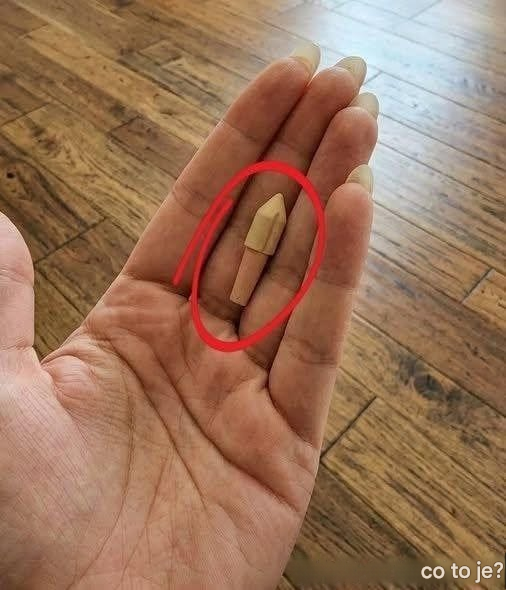 Našla jsem tohle v kapse kalhot mého manžela, když jsem mu prala prádlo. Mám to v ruce už půl hodiny a snažím se…
