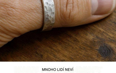 Co o vás doopravdy vypovídá nošení prstenu na palci? Je mocnější, než si myslíte.
