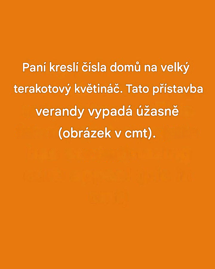 Dáma kreslí čísla domů na velký terakotový květináč. Tato vylepšená veranda vypadá úžasně.