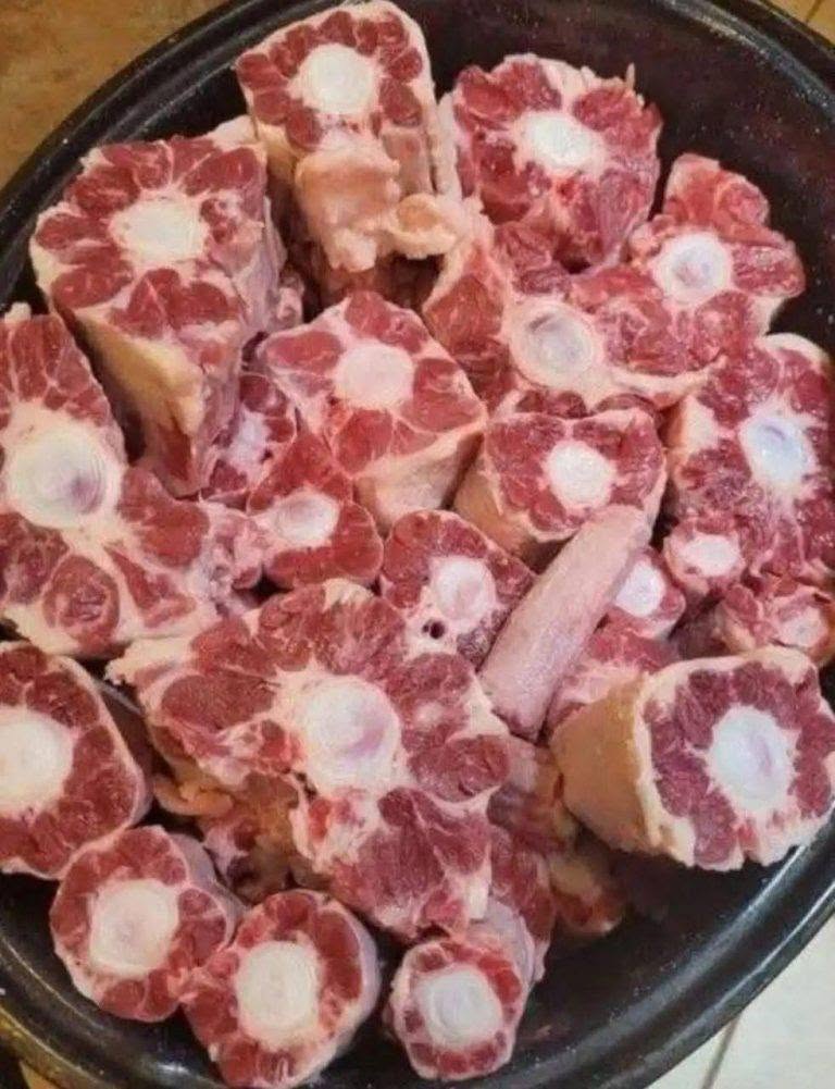 Pomalu pečená rustikální pečeně s česnekem a bylinkami