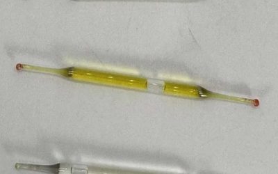 Co tohle je? Nalezeno pod koupelnovou skříňkou během rekonstrukce – malé, 5 cm dlouhé skleněné trubičky naplněné tekutinou. Máte nějaké nápady?