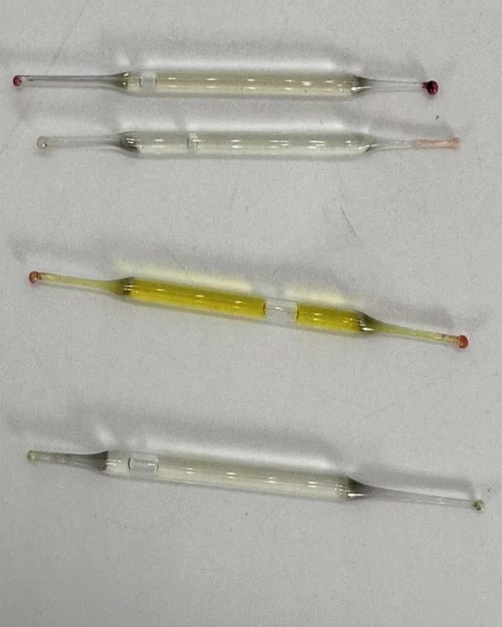 Co tohle je? Nalezeno pod koupelnovou skříňkou během rekonstrukce – malé, 5 cm dlouhé skleněné trubičky naplněné tekutinou. Máte nějaké nápady?