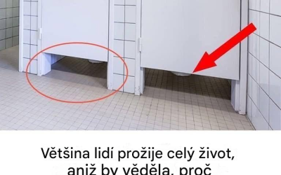 Proč dveře veřejných toalet nedosahují až na podlahu?