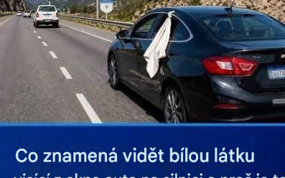Bílá látka na oknech auta