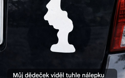 Proč řidiči na svých autech dávají tuto obrácenou nálepku