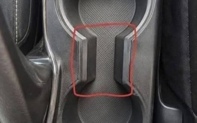 Co je to za tu divnou mezeru mezi držáky nápojů v autech???