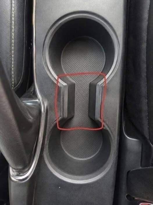 Co je to za tu divnou mezeru mezi držáky nápojů v autech???