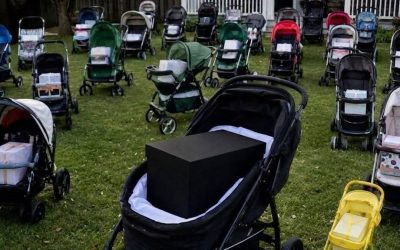 Poté, co jsem ztratila svého novorozeného syna, jsem všechno, co jsem pro něj koupila, dala matce, která žebrala se svým dítětem – Druhý den ráno byl můj trávník pokrytý desítkami kočárků, každý s vlastní uzavřenou krabicí.