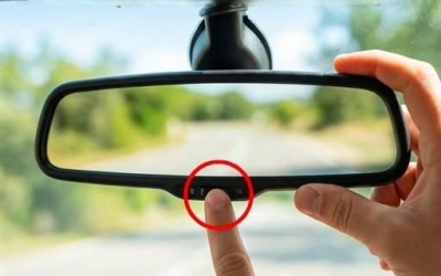 Toto tlačítko na zpětném zrcátku se používá jen zřídka, ale při řízení může mít obrovský význam. Je to malý detail, který mnoho lidí přehlíží, a jakmile ho objevíte, zcela promění zážitek z jízdy.