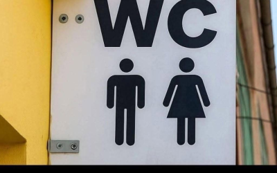 Někteří lidé teprve začínají chápat, co znamená nápis „WC“ v koupelně.